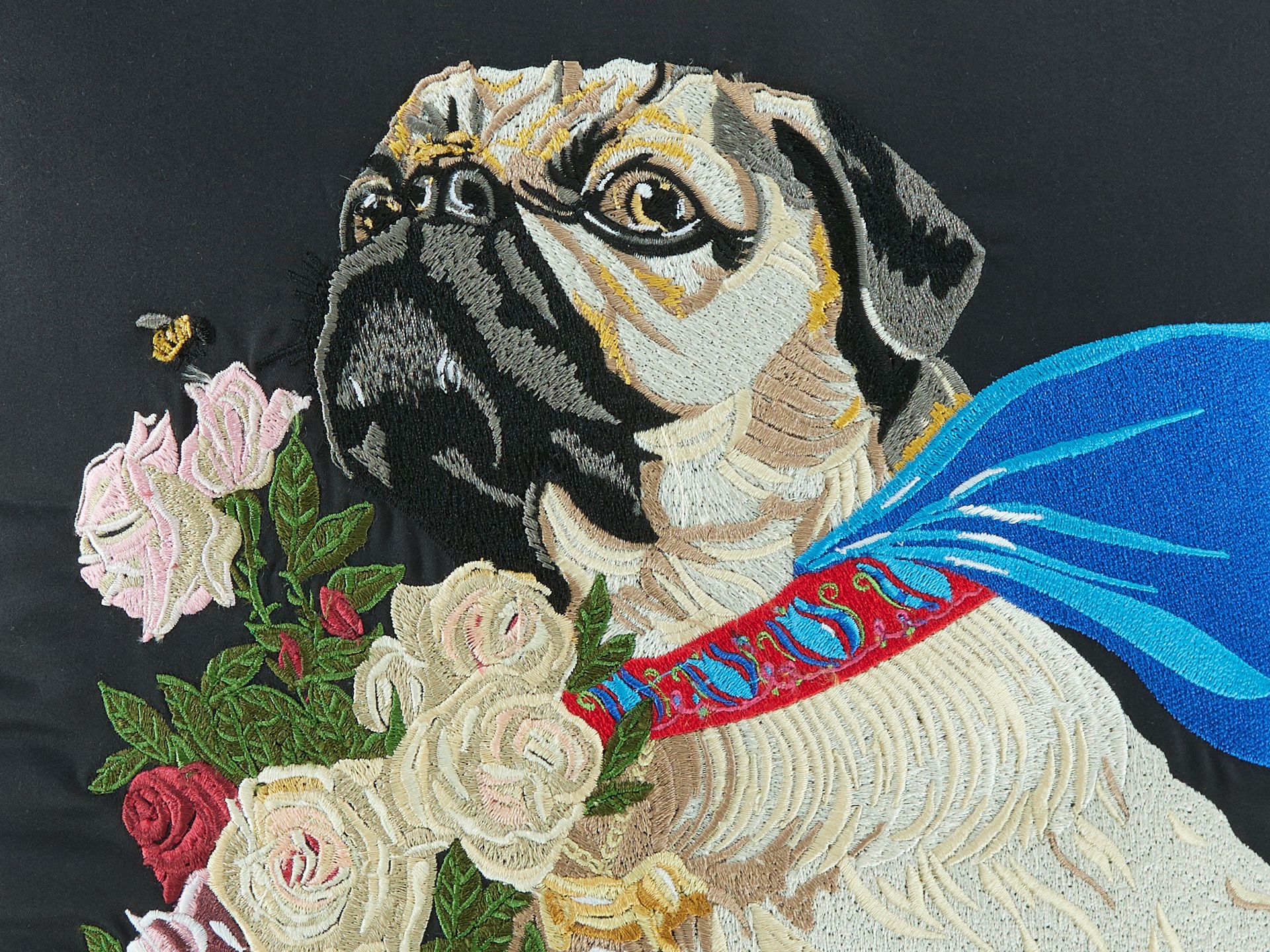 Ekru Pug Nakışlı Siyah Koton Kırlent
